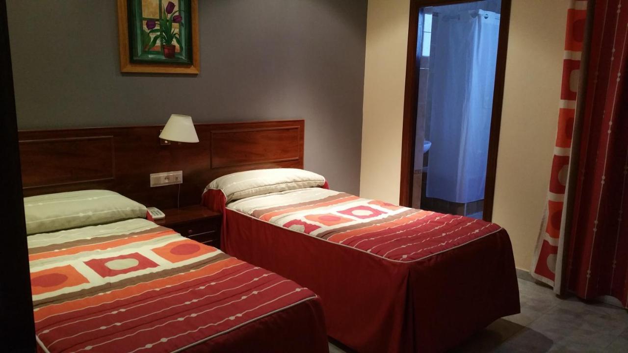 Hostal El Lirio Bollullos Par del Condado Exteriör bild