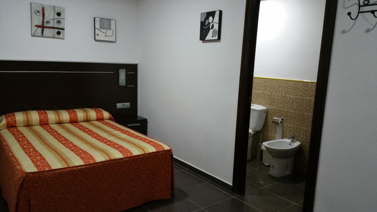 Hostal El Lirio Bollullos Par del Condado Exteriör bild