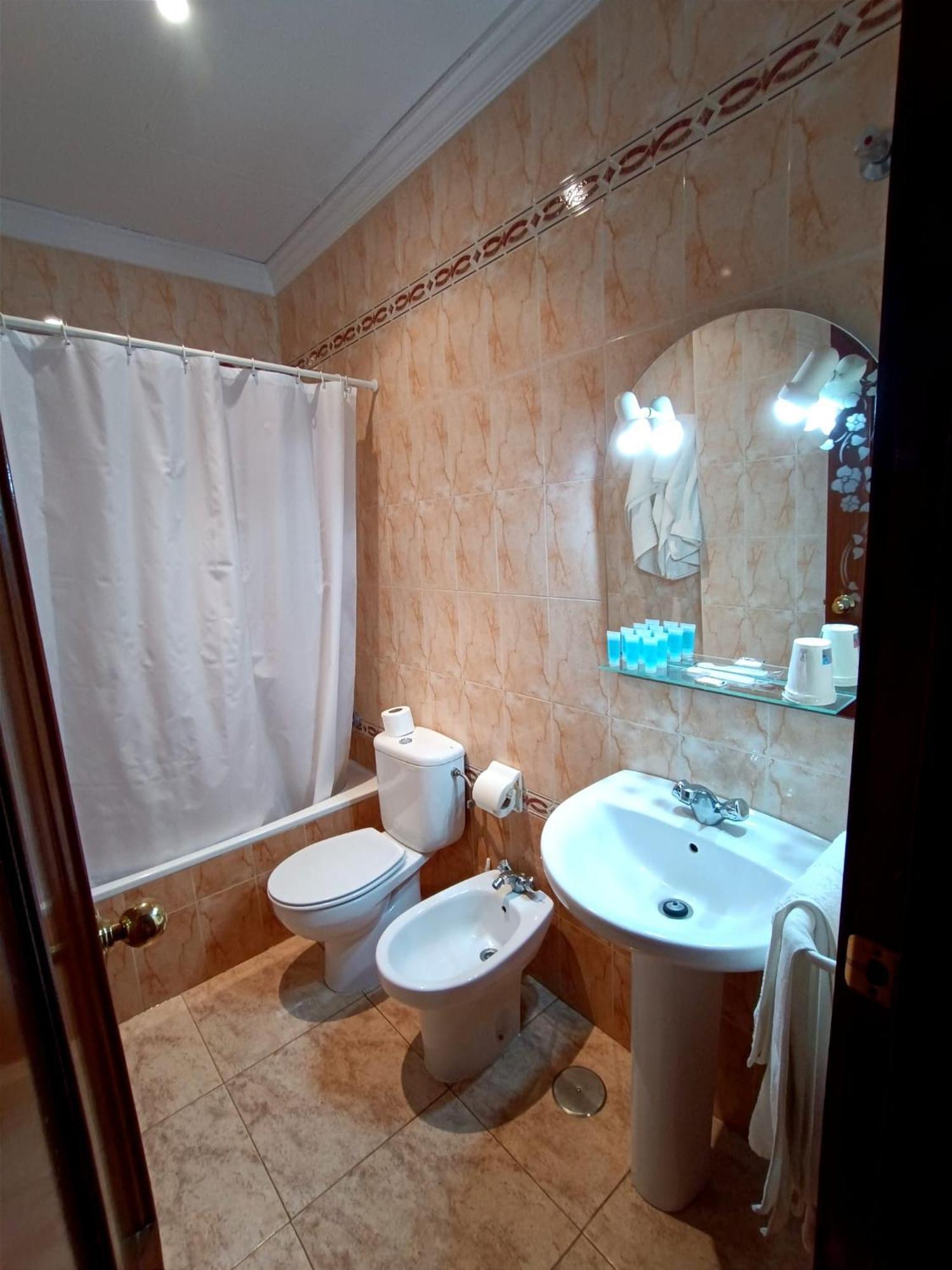 Hostal El Lirio Bollullos Par del Condado Exteriör bild