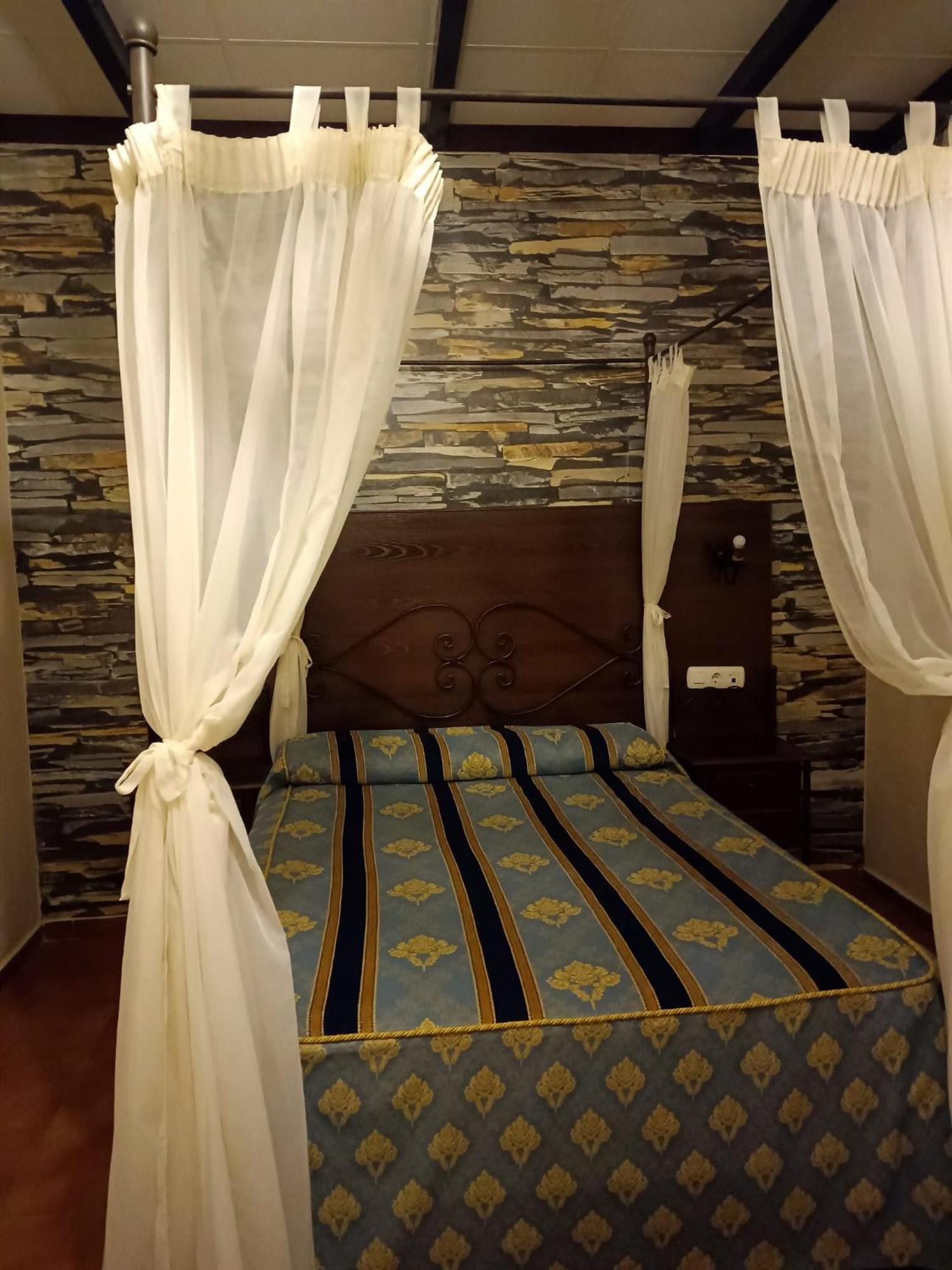 Hostal El Lirio Bollullos Par del Condado Exteriör bild