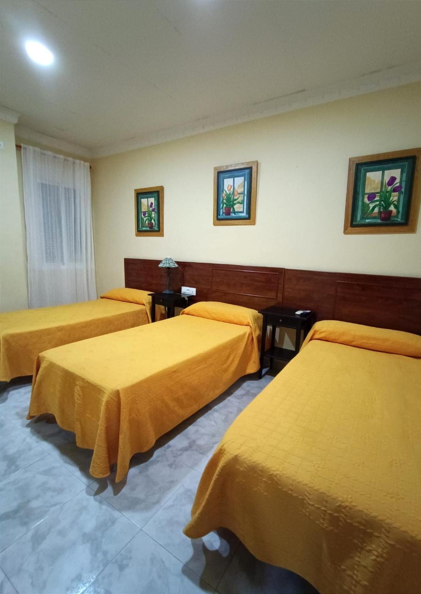 Hostal El Lirio Bollullos Par del Condado Exteriör bild