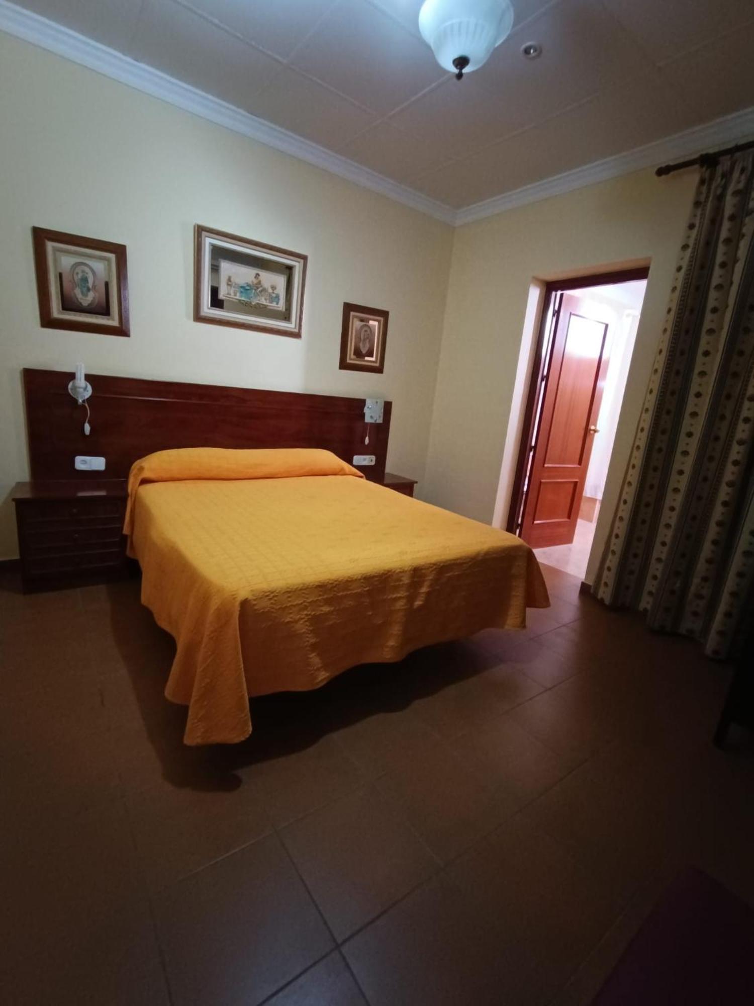 Hostal El Lirio Bollullos Par del Condado Exteriör bild